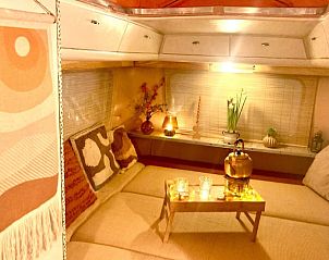 Gezellige zithoek binnen Vakantiehuisje in Riel, sfeervol ingericht in Hart van Brabant, Noord Brabant.