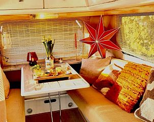 Eetgedeelte met gezellige kussens in Vakantiehuisje in Riel, Hart van Brabant, Noord Brabant.