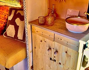 Rustieke wastafel in Vakantiehuisje in Riel, authentiek detail in Hart van Brabant, Noord Brabant.