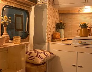 Gezellige keukenhoek in Vakantiehuisje in Riel, warme ambiance in Hart van Brabant, Noord Brabant.