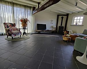 Gezellige woonkamer in Vakantiehuis in Best, Hart van Brabant, met landelijke inrichting en veel daglicht in Noord Brabant.