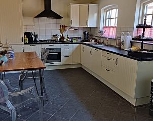 Moderne keuken in Vakantiehuis in Best, gelegen in het hart van Brabant, Noord Brabant, met stijlvolle inrichting en natuurlijke lichtinval.