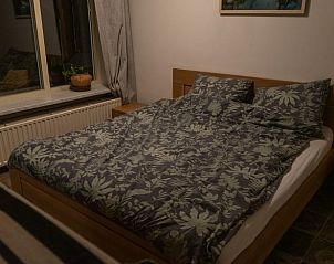 Gezellige slaapkamer in Vakantiehuis in Best, gelegen in het hart van Brabant, Noord Brabant, met comfortabel tweepersoonsbed en sfeervolle inrichting.