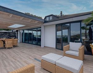 Zonnig terras van Vakantiewoning Vrijstaande woning in Maashees met comfortabele zitplaatsen en groene omgeving in Noordoost Brabant.