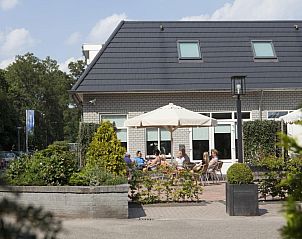 Zonnig terras bij de Heidehof vakantiehuis in Schaijk, Noord Brabant, ideaal voor ontspanning.