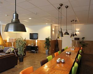 Stijlvolle binnenruimte van de Heidehof in Schaijk met lange eettafel en sfeervolle verlichting.