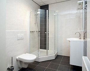 Moderne badkamer in de Heidehof in Schaijk met douchecabine en strakke afwerking.