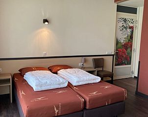 Knusse slaapkamer met tweepersoonsbed in Vakantiehuis in Schaijk, Noord Brabant, perfect voor een goede nachtrust.