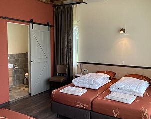 Slaapkamer met eigen badkamer in Vakantiehuis in Schaijk, Noordoost Brabant, voor extra comfort.