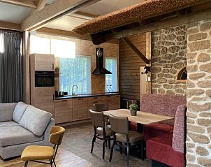 Gezellige binnenruimte met houten balken in Vakantiehuis in Schaijk, Noord Brabant, perfect voor familiebijeenkomsten.