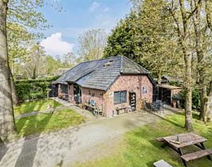 Gezellig vakantiehuis in Schaijk, Noordoost Brabant omgeven door bomen, ideaal voor een rustgevende vakantie.