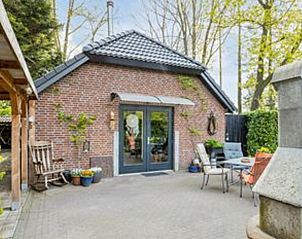 Vakantiehuis in Schaijk, Noord Brabant met ruime patio en comfortabele zitplekken voor ontspanning.