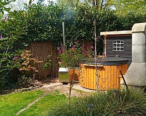 Vakantiehuis in Schaijk, Noord Brabant met een knusse tuin en een uitnodigende hot tub.