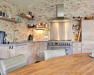 Vakantiehuis in Schaijk, Noordoost Brabant met een volledig uitgeruste keuken en gezellige eethoek.