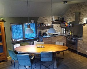 Vakantiehuis in Schaijk, Noord Brabant met een sfeervolle eetkamer en moderne keuken.