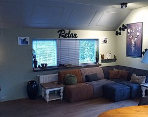 Vakantiehuis in Schaijk, Noordoost Brabant met een stijlvolle zithoek en decoratieve elementen.