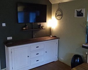 Vakantiehuis in Schaijk, Noord Brabant met een moderne tv-hoek en sfeervolle verlichting.