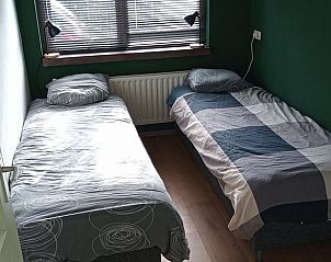 Vakantiehuis in Schaijk, Noordoost Brabant met een gezellige slaapkamer met twee eenpersoonsbedden.