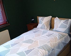 Vakantiehuis in Schaijk, Noord Brabant met een moderne slaapkamer en rustgevende inrichting.