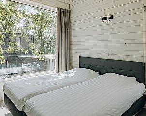 Moderne badkamer van vakantiehuis Patio 4 in Schaijk, Noordoost Brabant, met stijlvolle douche en groene tegels.