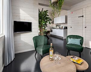 Stijlvolle binnenruimte van Lodge 6 met zitgedeelte in Schaijk, Noord Brabant.