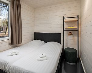 Tweede slaapkamer met tweepersoonsbed in Lodge 6, Schaijk, Noordoost Brabant.