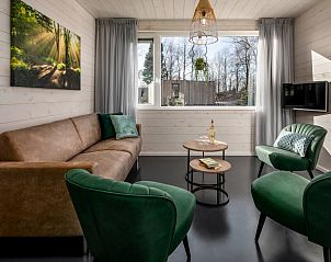 Gezellige slaapkamer met stapelbed in Waterlodge 6, een glamping lodge in Schaijk, Noordoost Brabant. Perfect voor een ontspannen verblijf in de natuur.