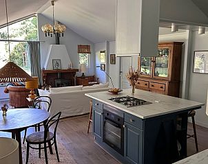 Gezellige binnenruimte van Vakantiehuisje in Schaijk met moderne keuken en comfortabele zithoek.