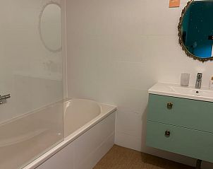 Moderne douche in Vakantiehuisje in Schaijk, Noordoost Brabant, biedt comfort en stijl.