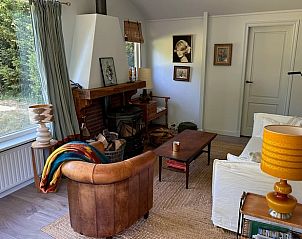 Knusse zithoek met open haard in Vakantiehuisje in Schaijk, ideaal voor gezellige avonden.