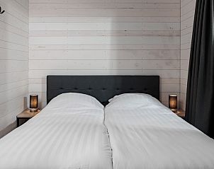 Moderne badkamer in Forest Villa 8, vakantiehuis in Schaijk, Noordoost Brabant met strakke witte tegels en ruime douche.