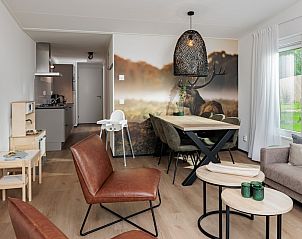 Gezellige woonkamer van Forest Cabin Kids 6 in Schaijk, Noordoost Brabant, met moderne inrichting en natuurthema.