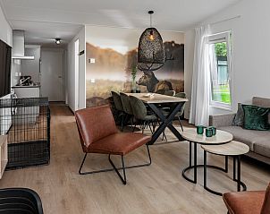 Gezellige woonkamer van Forest Cabin Pets 6 in Schaijk, Noordoost Brabant, met moderne inrichting en sfeervol natuurthema.