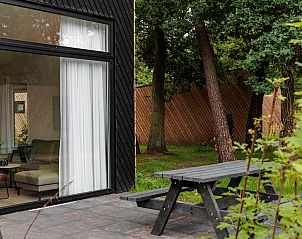 Geniet van de rust bij Forest Cabin Wellness 6 in Schaijk, Noord Brabant. Ontspan op het terras te midden van de serene natuur.