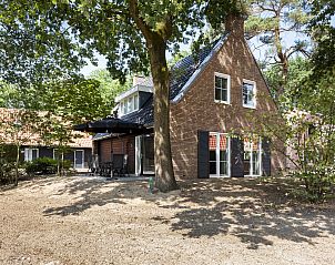 Terras met openslaande deuren in De Vers 8-persoons bungalow, Overloon, Noord Brabant.