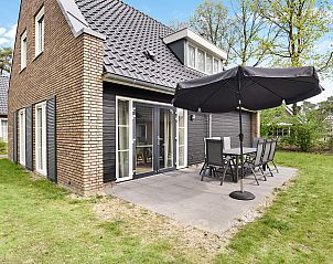 Gezinsvriendelijke slaapkamer in De Vers bungalow 8C2, Overloon, met kinderbedje en uitzicht.
