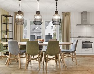 Knusse slaapkamer in De Vers bungalow 8C2, Overloon, met enkel bed en houten vloer.