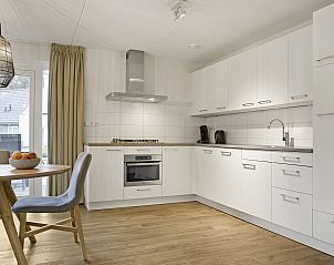 Exterieur van De Vers 8-persoons bungalow, Overloon, omgeven door bomen en natuur.