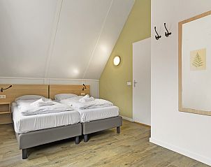 Plattegrond begane grond van De Vers bungalow 8C2, Overloon, met indeling van kamers en terras.