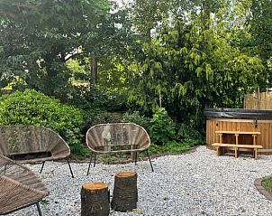 Gezellige zithoek in de tuin van Vakantiehuis in Overloon, omgeven door natuur in Noordoost Brabant.