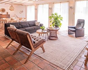 Stijlvolle woonkamer in Vakantiehuisje in Oeffelt, Noordoost Brabant, met veel natuurlijk licht.