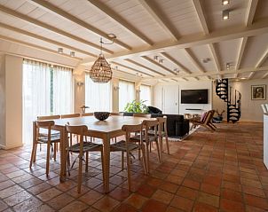 Gezellige eetruimte in Vakantiehuisje in Oeffelt, Noordoost Brabant, met houten details.