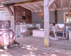 Rustieke buitenlounge bij Vakantiehuisje in Oeffelt, Noordoost Brabant, omgeven door natuur.