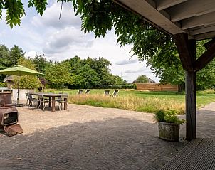 Grote tuin met terras in Vakantiehuisje in Oeffelt, Noord Brabant, voor buitenactiviteiten.