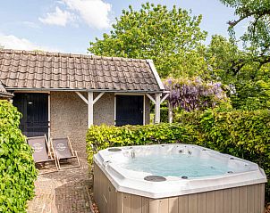 Bubbelbad in de tuin van Vakantiehuisje in Oeffelt, Noordoost Brabant, voor ultieme ontspanning.