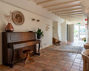Piano in de gang van Vakantiehuis in Oeffelt, Noordoost Brabant, voor muzikale momenten tijdens uw verblijf.