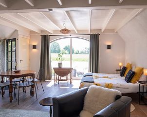 Lichte slaapkamer met uitzicht in Vakantiehuis in Oeffelt, Noordoost Brabant, voor een rustgevende ambiance.