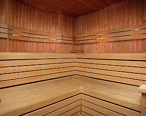 Traditionele houten sauna in Vakantiehuis in Oeffelt, Noordoost Brabant, voor een warme en ontspannende ervaring.