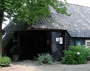 Authentieke schuur bij Vakantiehuis in Oeffelt, Noord Brabant, omgeven door groen en rust.