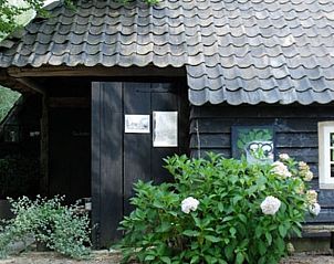 Gezellige buitenruimte bij Vakantiehuis in Oeffelt, Noordoost Brabant, met traditionele architectuur.
